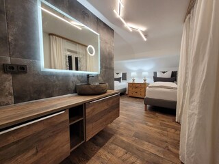 Schlafzimmer Nr. 4 mit zwei Einzelbetten und Waschtisch