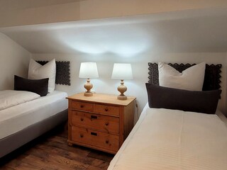 Schlafzimmer Nr. 4 mit zwei Boxspringbetten (90x200)
