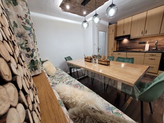Küchenzeile und Esszimmer im EG