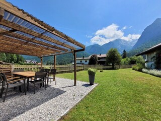 überdachte Sitzgelegenheit im großen privaten Garten