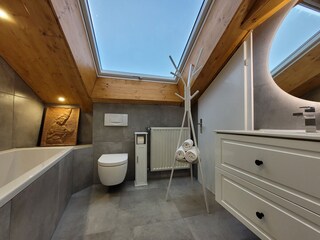 Bad mit Badewanne im OG