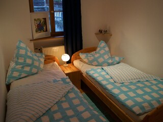 Kinderzimmer mit zwei Einzelbetten