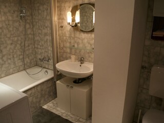 Badezimmer mit Duschwanne