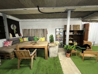 Freizeitraum mit Lounge und Spielecke
