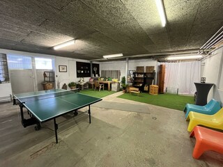 Freizeitraum mit Tischtennis, Lounge und Spielecke
