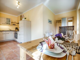 Zum Wohnbereich offene Küche