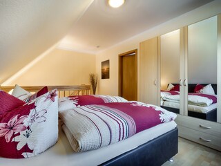 Schlafzimmer mit Zugang zum Bad