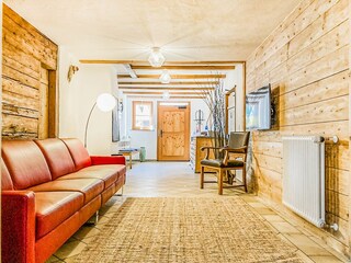 Flur mit Wohnzimmer und TV