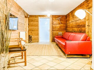Flur mit Wohnzimmer und TV