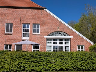 Blick auf das Wohnzimmerfenster und die Terrasse