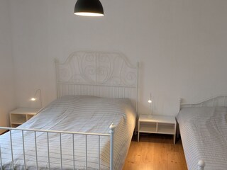 Schlafzimmer 2 mit Bett (140 cm breit) und Bett (100 cm