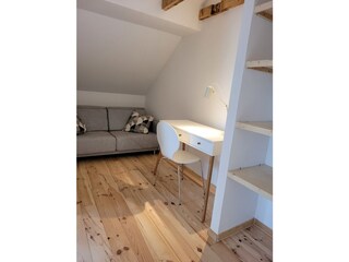 Schlafsofa und Schreibtisch im Vorraum der Schlafzimmer