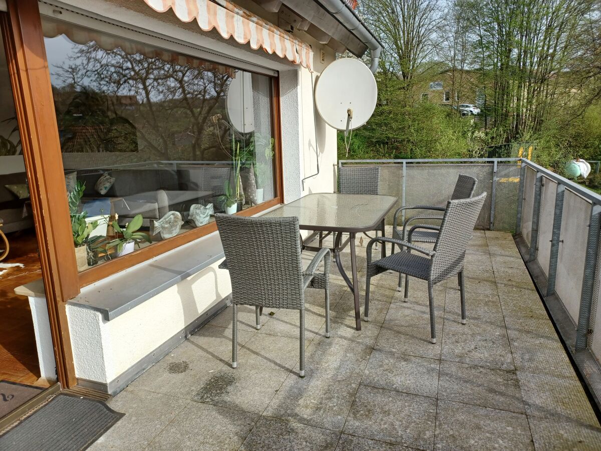 Großzügige Terrasse mit Markise