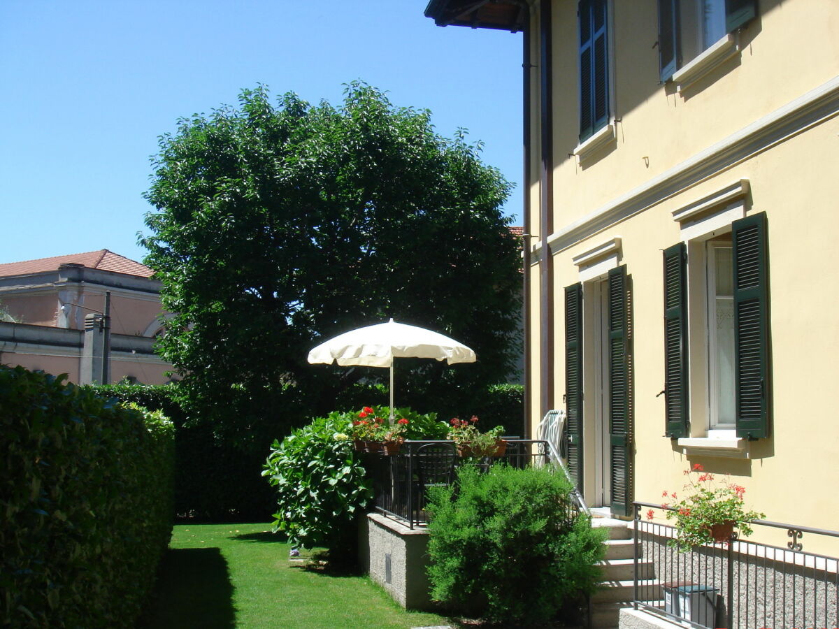 Ca. 8 m² große Terrasse mit einem großen Sonnenschirm