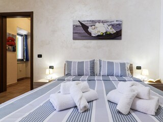 Schlafzimmer mit Doppelbett