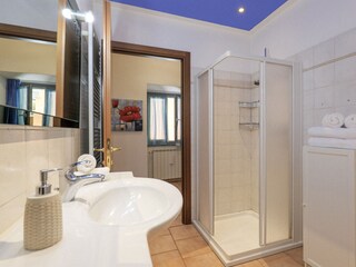 Badezimmer mit Dusche und Bidet