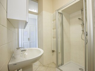 Freundliches Badezimmer mit Dusche und Bidet