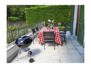 Ca. 20 m² große Terrasse mit etwas Seesicht