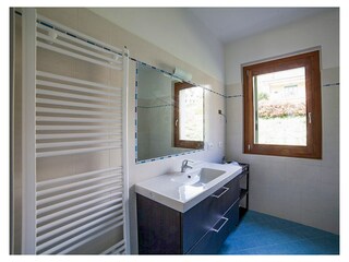 Freundliches und modernes Bad mit Dusche