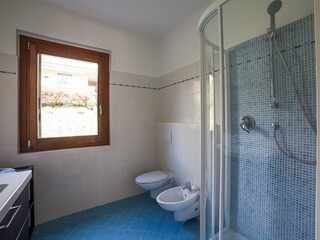 Freundliches und modernes Bad mit Dusche