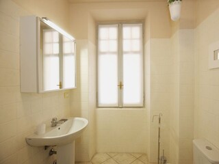 Freundliches Badezimmer mit Dusche, Bidet und Fenster