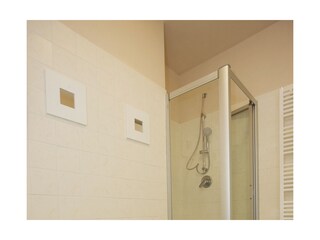 Freundliches Badezimmer mit Dusche, Bidet und Fenster