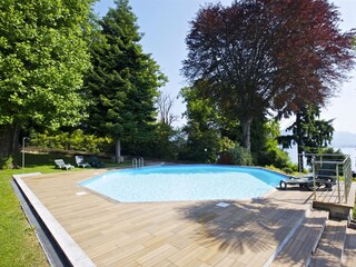 Ca. 1.000 m² großer Gemeinschaftsgarten mit schönem Pool