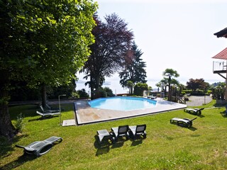 Ca. 1.000 m² großer Gemeinschaftsgarten mit schönem Pool