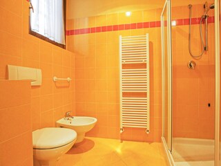 2. Badezimmer mit Dusche