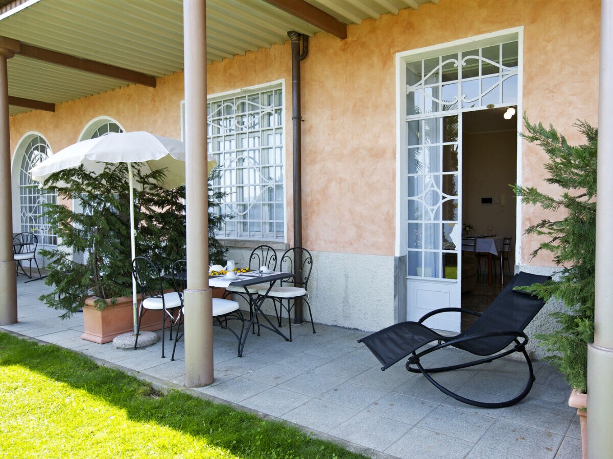 Private Terrasse und Gärtchen mit jeweils etwas See- und Bergsicht