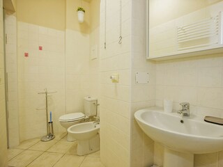 Freundliches Badezimmer mit Dusche und Bidet