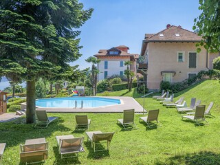 Ca. 1.000 m² großer Gemeinschaftsgarten mit Pool