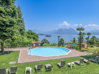 Ca. 1.000 m² großer Gemeinschaftsgarten mit Pool