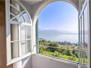 Wohn-/ Schlafraum mit Rundbogenfenstern...