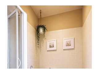Freundliches Badezimmer mit Dusche