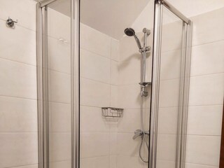 Badezimmer mit Dusche, Bidet und Fenster