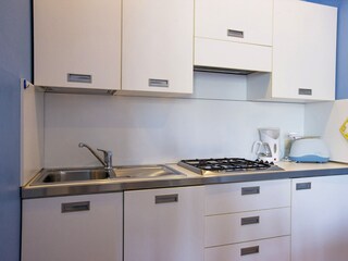 Gut ausgestattete, offene Küche