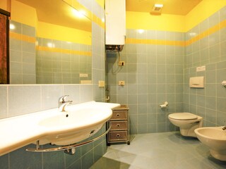 Freundliches Badezimmer mit Dusche und Bidet