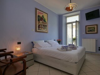 Schlafzimmer mit Doppelbett und Ausgang auf den ca. 2 m² großen Balkon