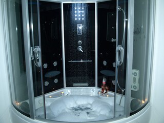 Dampfdusche mit Whirlpoolbadewanne