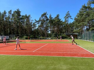 2 Outdoor-& 1 Indoortennisplatz