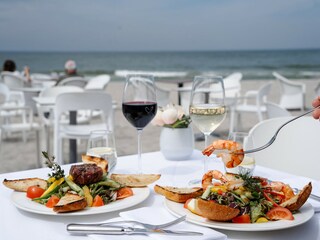 Dinner mit den Füßen im Sand an unserer Strandbude