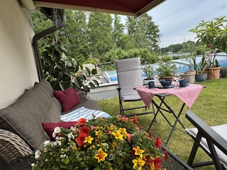 Sitzlounge  mit Blick zum See