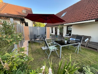 Terrasse mit Sitzgruppe  Sonnenliegen , Zugang zum Pool