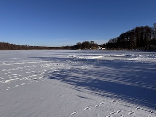 Blick über den Verschneiten See