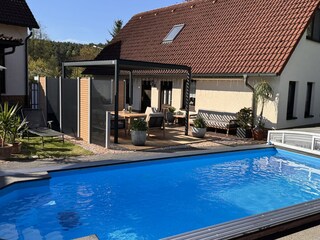 Pool mit Römertreppe und Gegenstromanlage