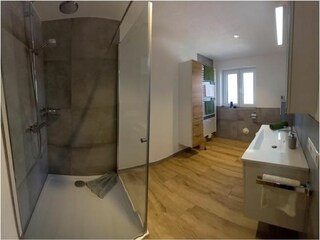 Badezimmer mit Regendusche