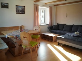 Wohnzimmer mit Sofa für die ganze Familie