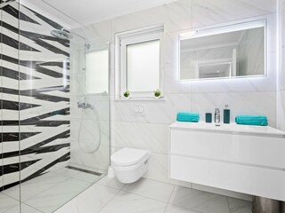 En-suite bathroom 2