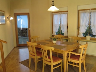 Essbereich mit Zugang zur Terrasse